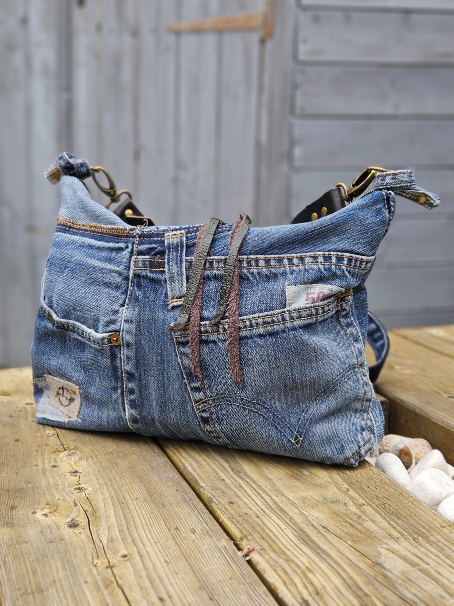 Medium Denim Bag Medium reclaimed denim bag with blue jeans fabric, zip detail, handmade structure and Gabus81 style.